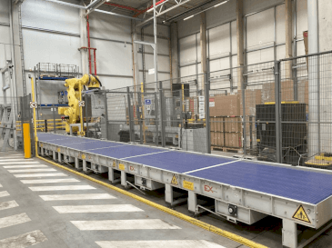 A FANUC M-2000iA/1700L gép elölnézete