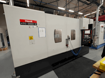 A Mazak VTC-300C gép elölnézete
