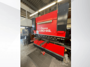 A AMADA HFE 80-25 L gép elölnézete