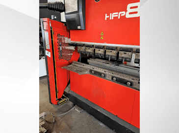 A AMADA HFP 80-25 gép elölnézete