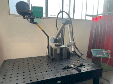 A Universal Robots UR10 (2021) gép elölnézete