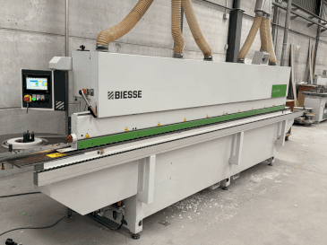 A BIESSE Jade 240 gép elölnézete
