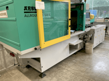 A Arburg Allrounder 520S-1600-400 gép elölnézete