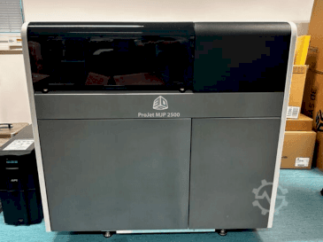 A 3DSYSTEMS projet 2500 plus gép elölnézete