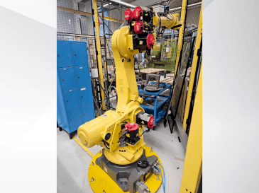 A FANUC R2000iB/165F gép elölnézete