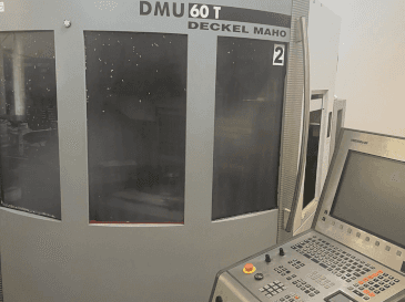 A DMG DECKEL MAHO DMU 60T gép elölnézete