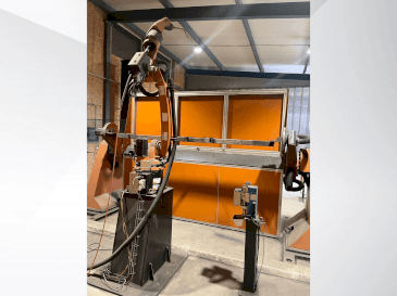 A KUKA KR8 R2100-2 arc HW gép elölnézete