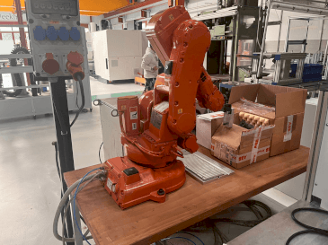 A ABB IRB 140 M2000  gép elölnézete