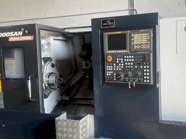 A DOOSAN PUMA 2100MS gép elölnézete