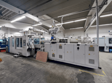 A Krauss Maffei 800-6100 MX gép elölnézete