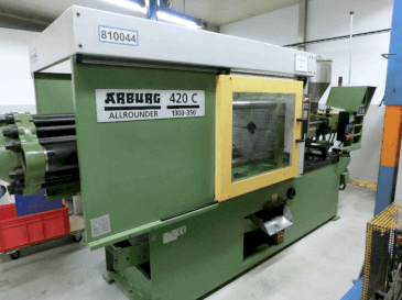 A Arburg Allrounder 420C 1300-350 gép elölnézete