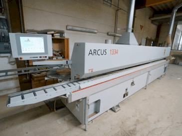 A HOLZHER ARCUS 1334 FV2 gép elölnézete