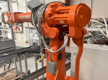 A ABB IRB 2400 M2004 gép elölnézete