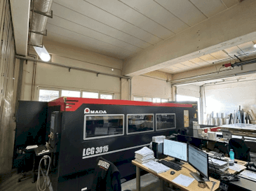A AMADA LCG-3015 gép elölnézete