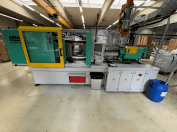 A Arburg Allrounder 520H gép elölnézete