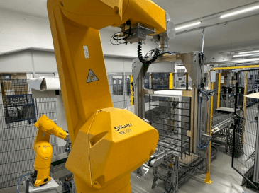 A STAUBLI RX160 gép elölnézete