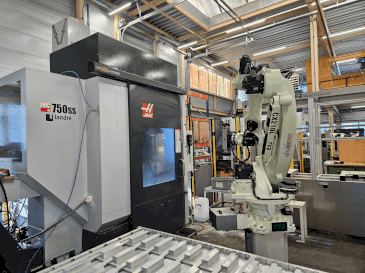 A HAAS UMC-750SS gép elölnézete