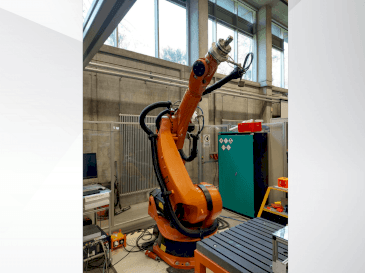 A KUKA KR 240-2 2000 gép elölnézete