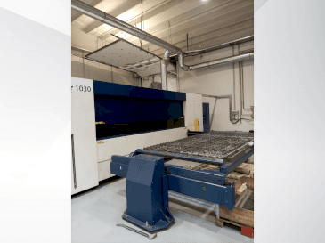 A TRUMPF TruLaser 1030 gép elölnézete