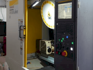 A FANUC ROBODRILL α-D21LiB5 gép elölnézete