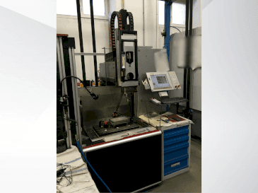 A Exeron EDM 310 MF20 gép elölnézete