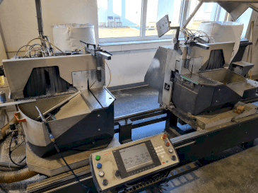 A Elumatec DG104 gép elölnézete