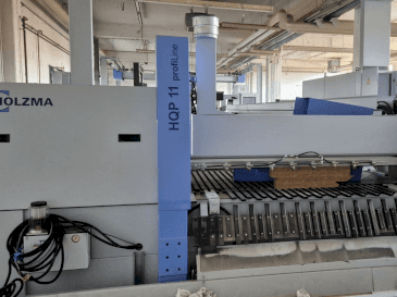 A HOLZMA PROFI HQP 11/16/56/L/X gép elölnézete