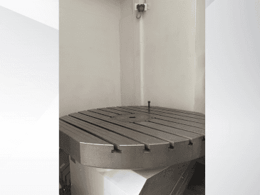A MIKRON HPM 1350U gép elölnézete