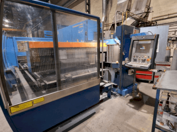 A Prima Industrie PLATINO 1530 gép elölnézete