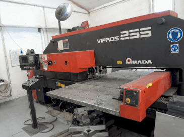 A AMADA Vipros 255 gép elölnézete