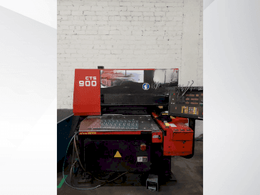 A AMADA CTS-900 gép elölnézete