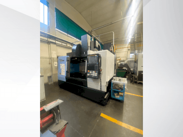 A DOOSAN DNM 5700 gép elölnézete
