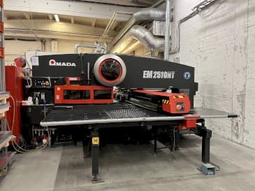 A AMADA EM2510NT gép elölnézete