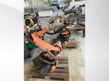 A KUKA KR16 gép elölnézete