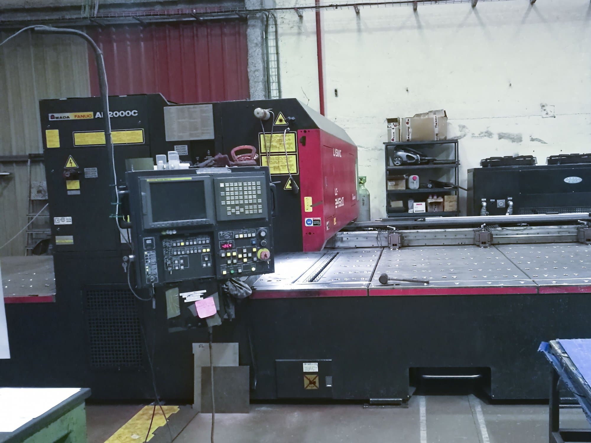 A AMADA LC 2415 α3 gép elölnézete