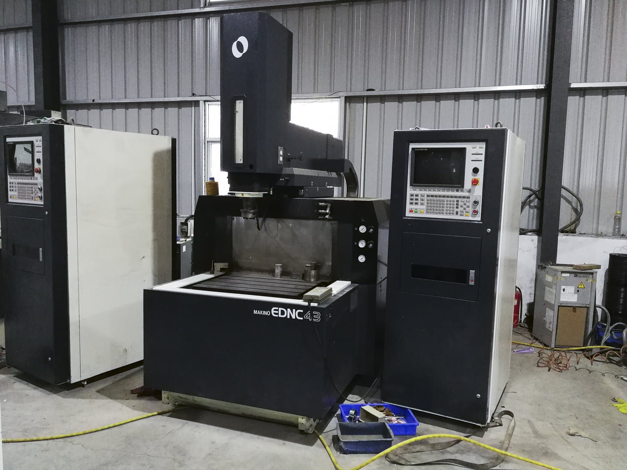 A Makino EDNC43 gép elölnézete