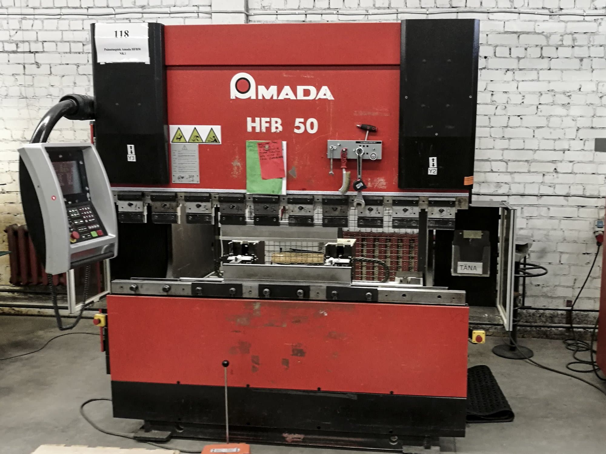 A AMADA HFB 50  gép elölnézete