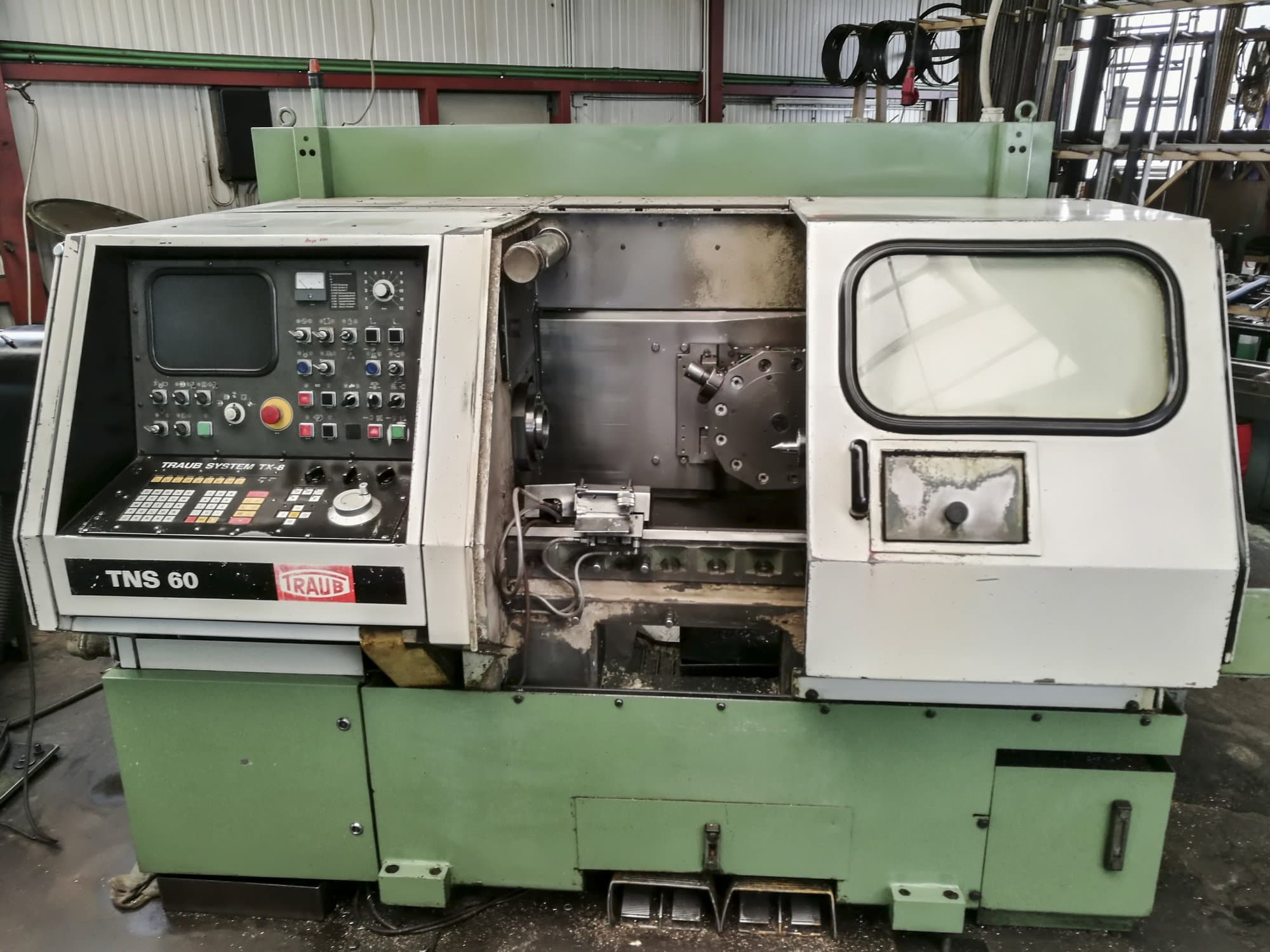 A TRAUB TNS 60  gép elölnézete
