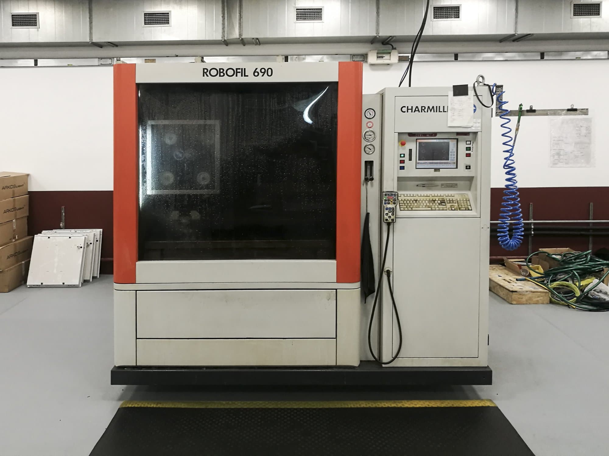 A CHARMILLES ROBOFIL 690 gép elölnézete