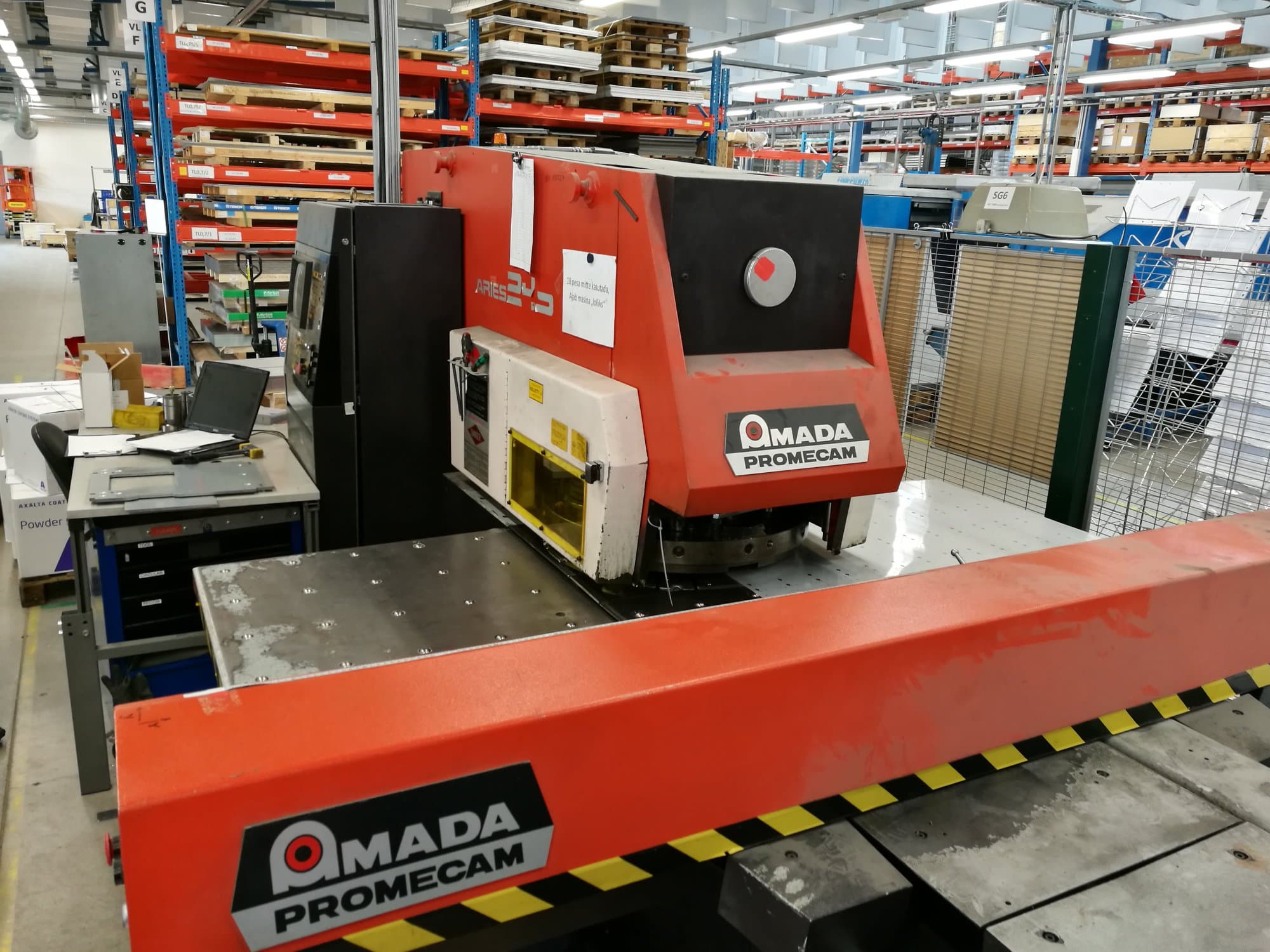 A AMADA ARIES 245 gép elölnézete