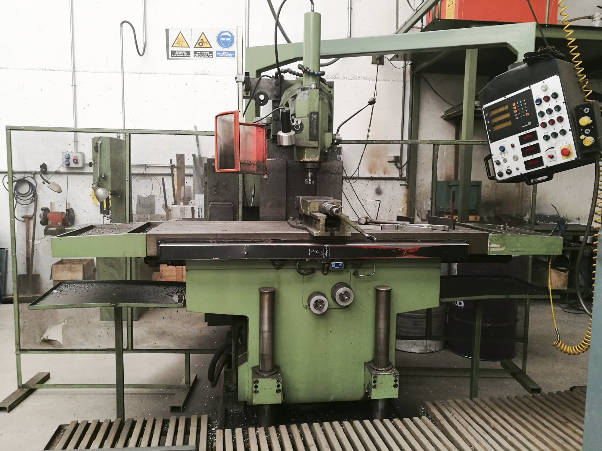 A CME F4 CMC gép elölnézete