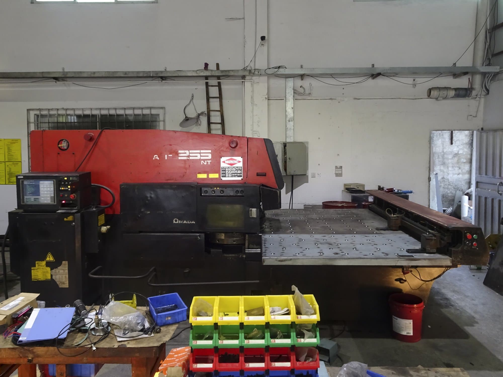 A AMADA ARIES 255NT gép elölnézete