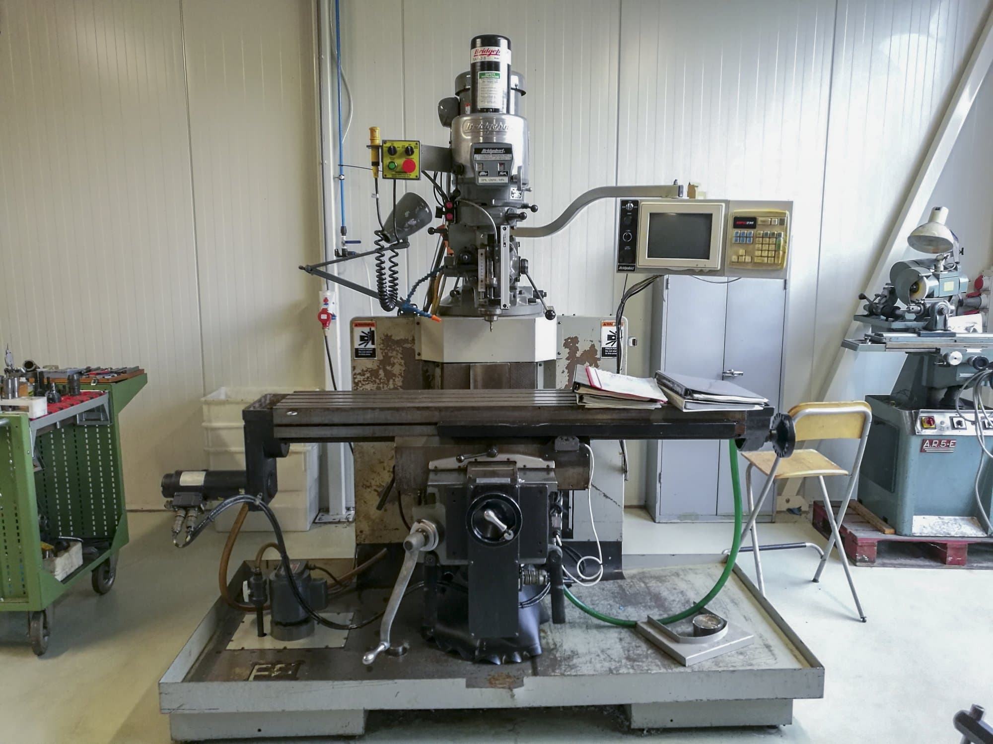 A Bridgeport EZ TRAK DX II  gép elölnézete