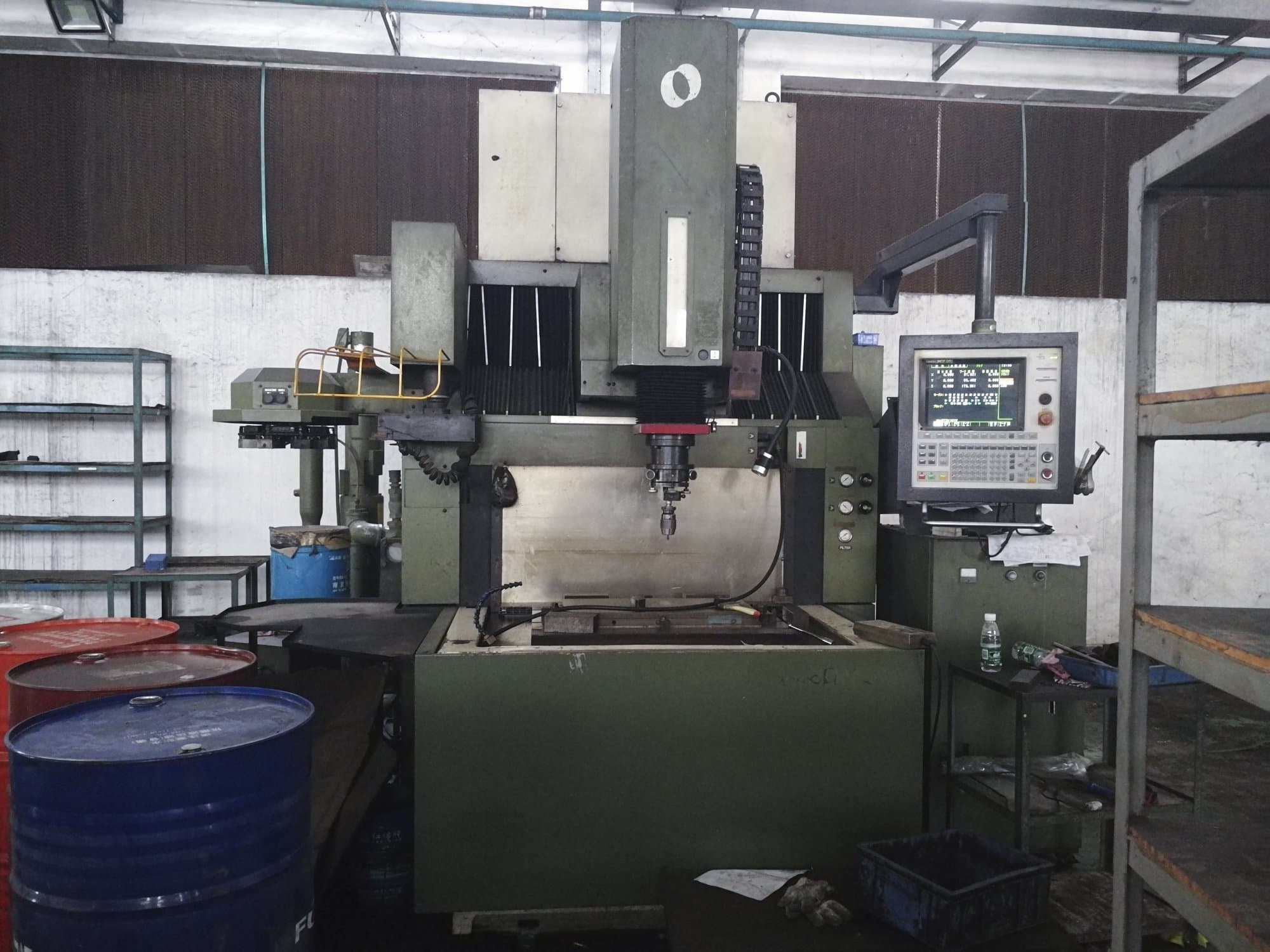 A Makino EDNC65 gép elölnézete