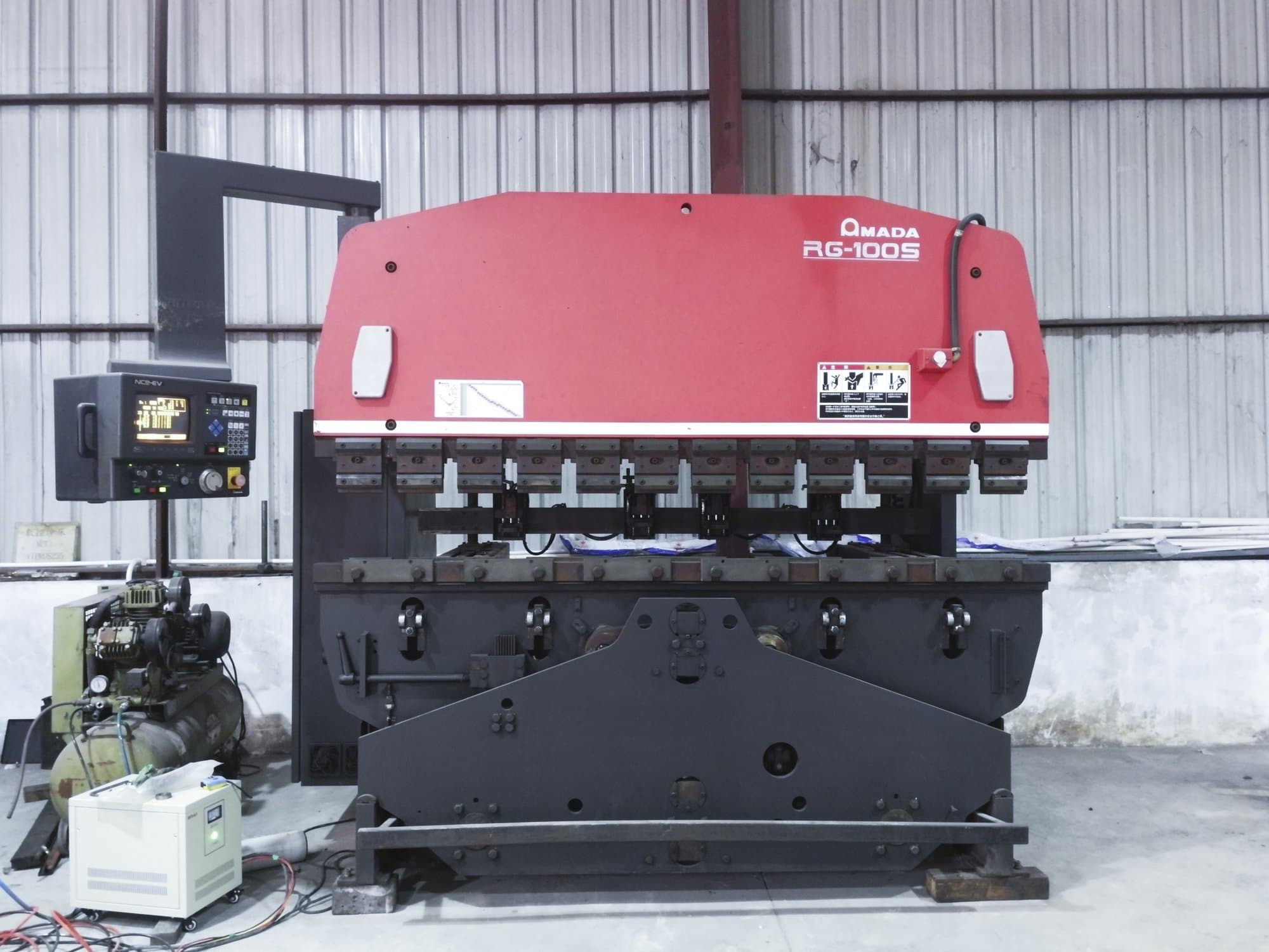 A AMADA RG-100S  gép elölnézete