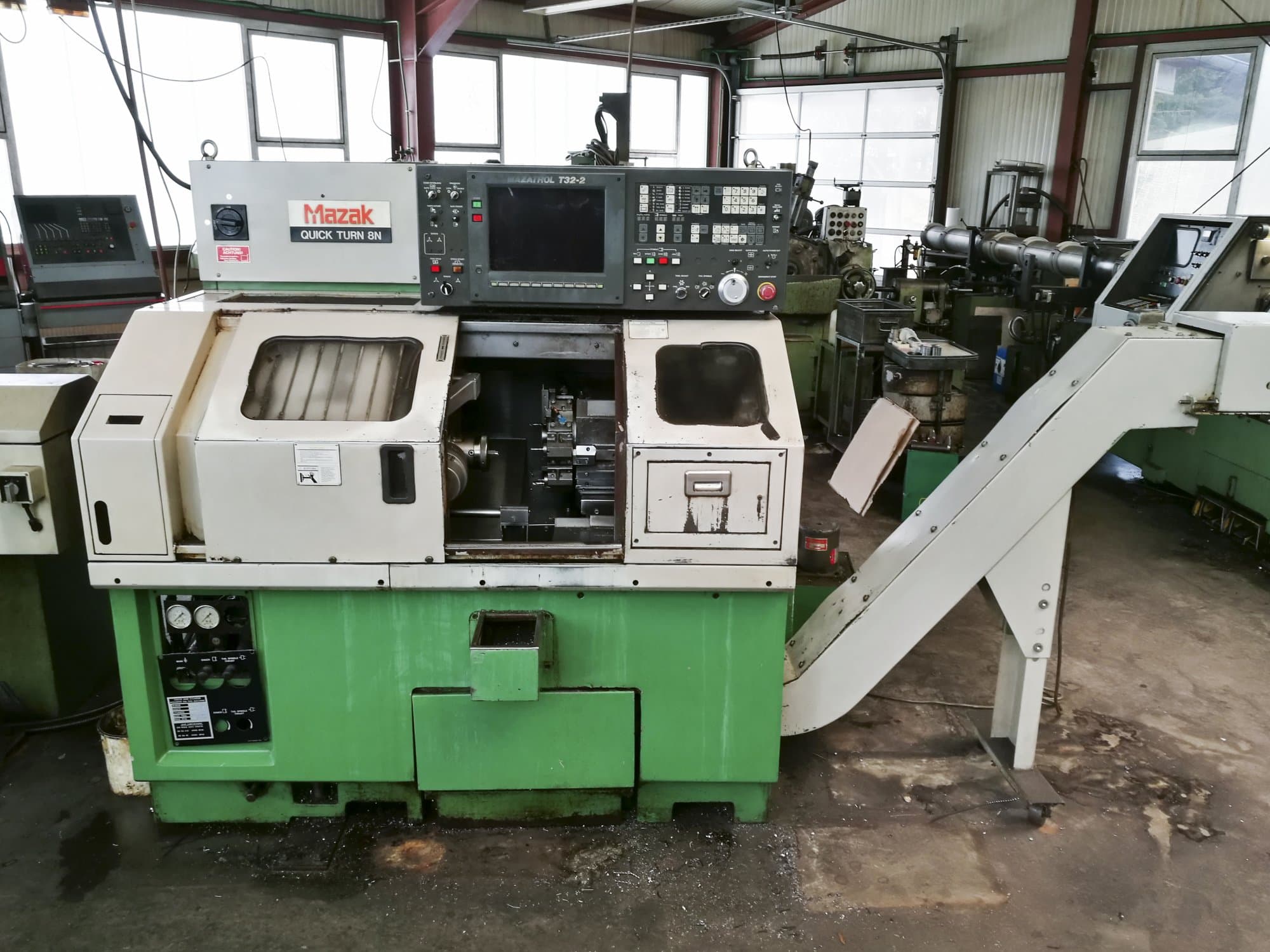 A Mazak Quick Turn 8N gép elölnézete