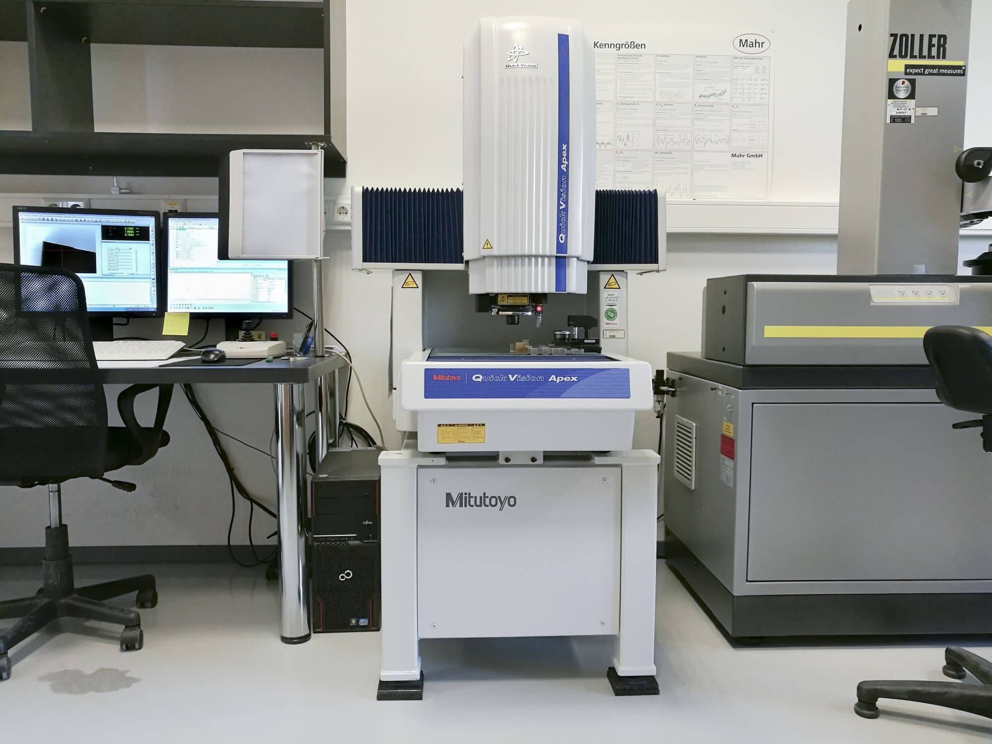 A Mitutoyo QVT1-X302PIL-C gép elölnézete