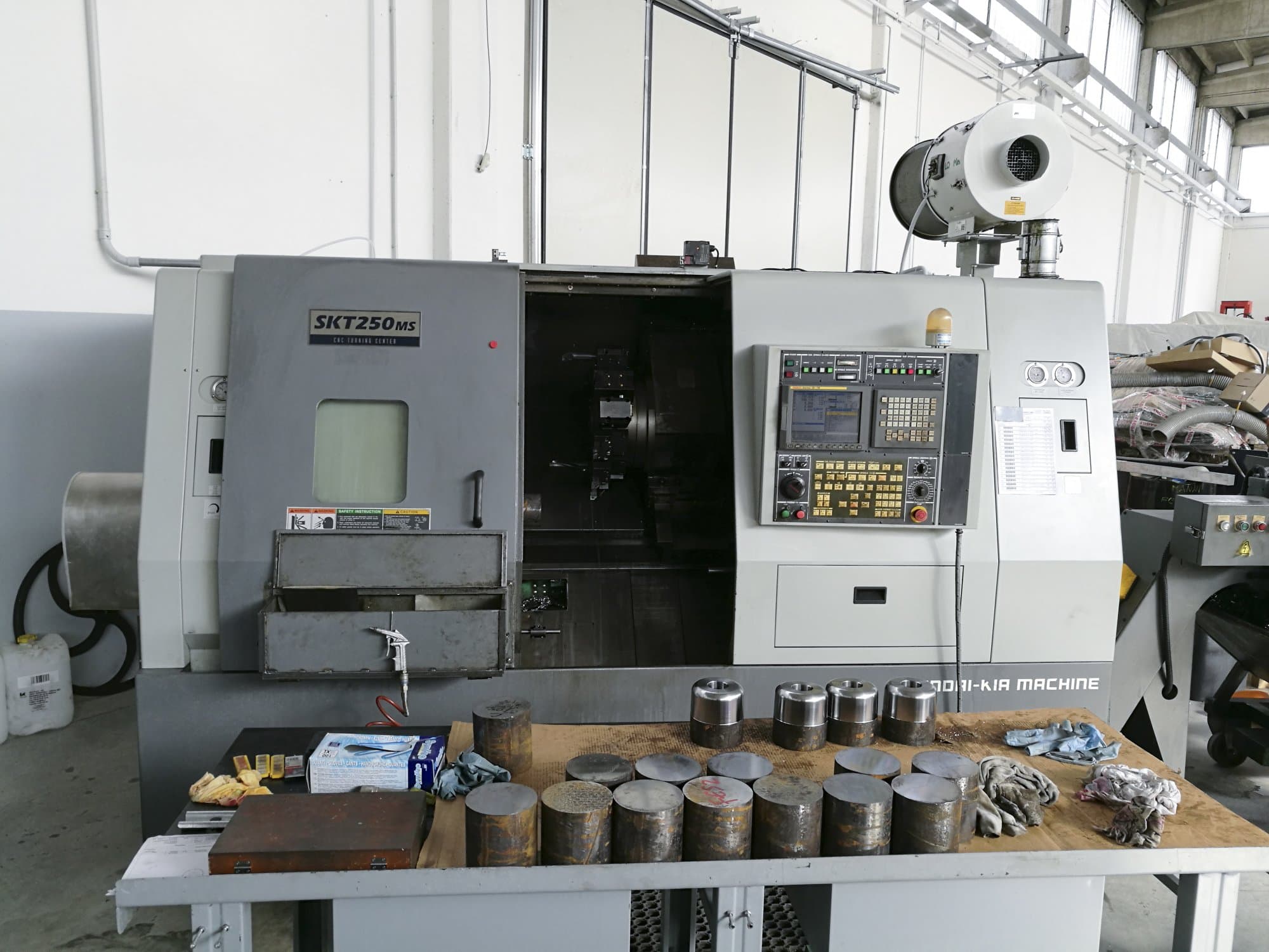 A Hyundai Kia SKT 250 MS  gép elölnézete