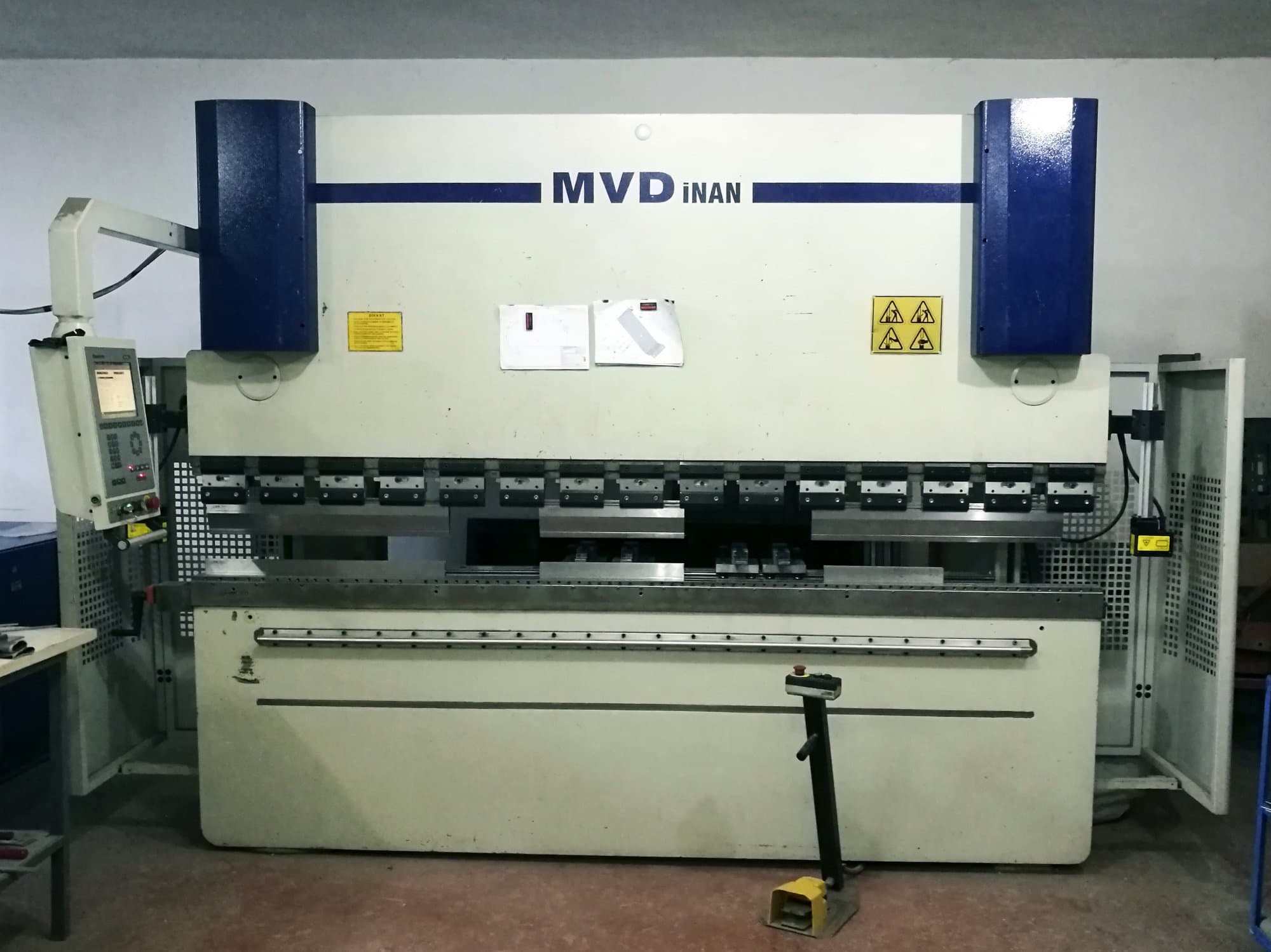 A MVD Inan CNC 30/120  gép elölnézete
