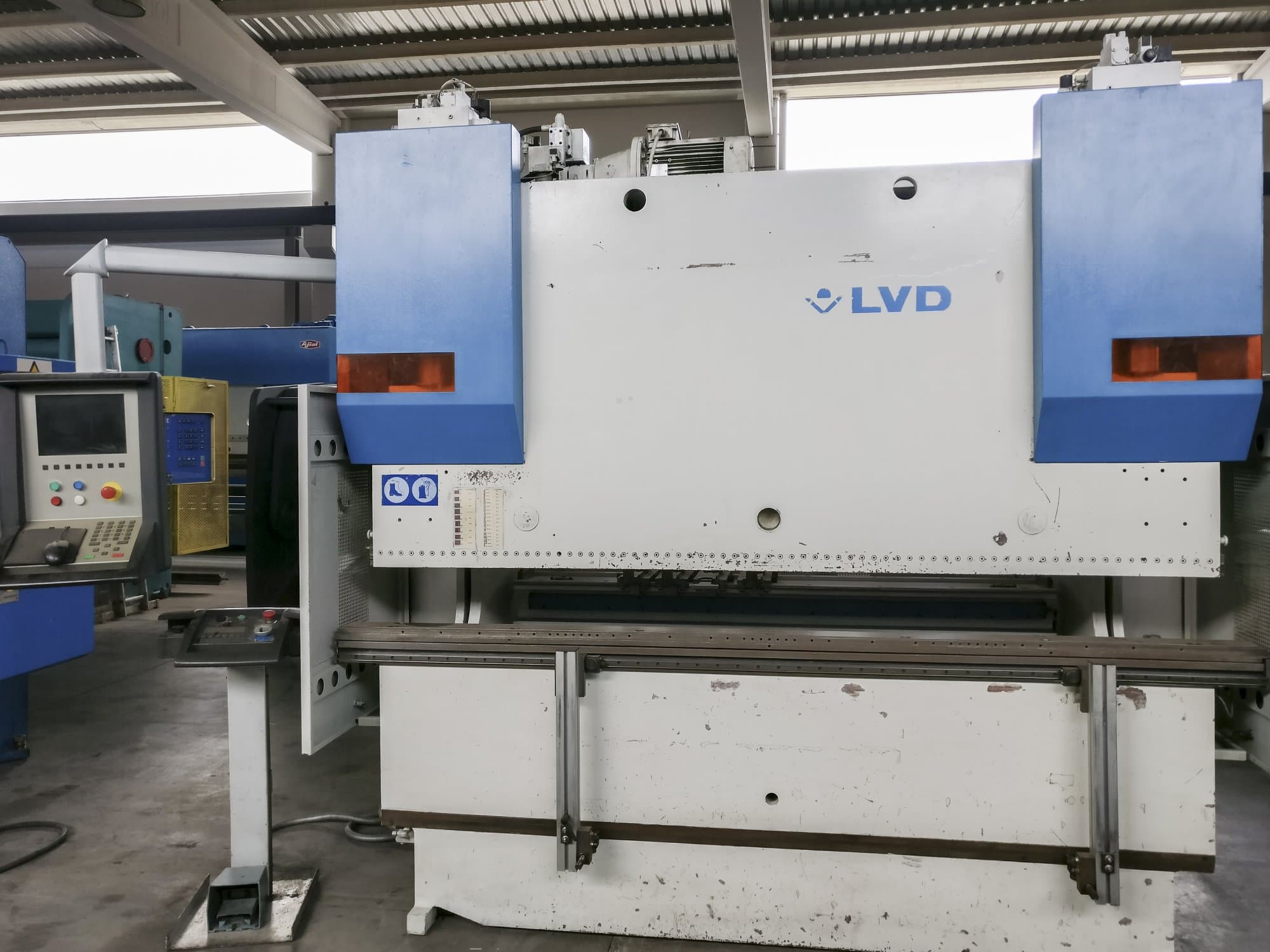 A LVD PPEB 80/25 CAD-CNC gép elölnézete